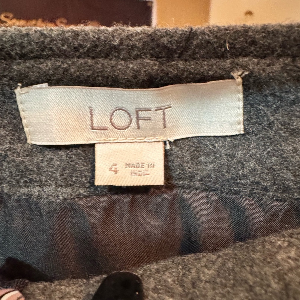 Loft Sz 4 Gray Wool Blend EUC front zip skirt Embroidered Floral - Picture 4 of 7